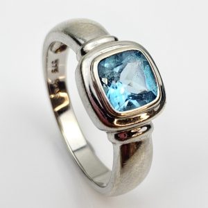 9ct White Gold Topaz Ring