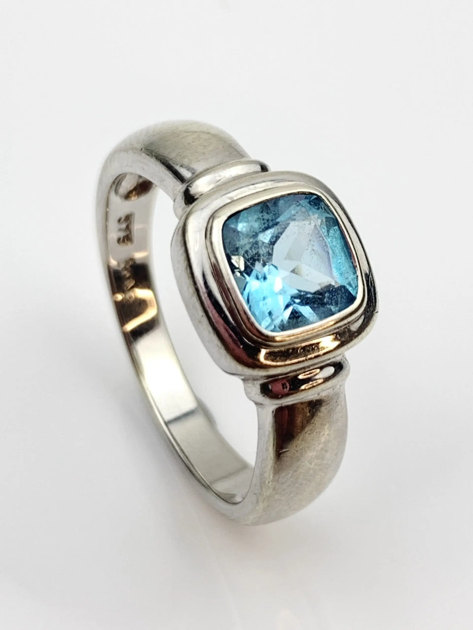 9ct White Gold Topaz Ring