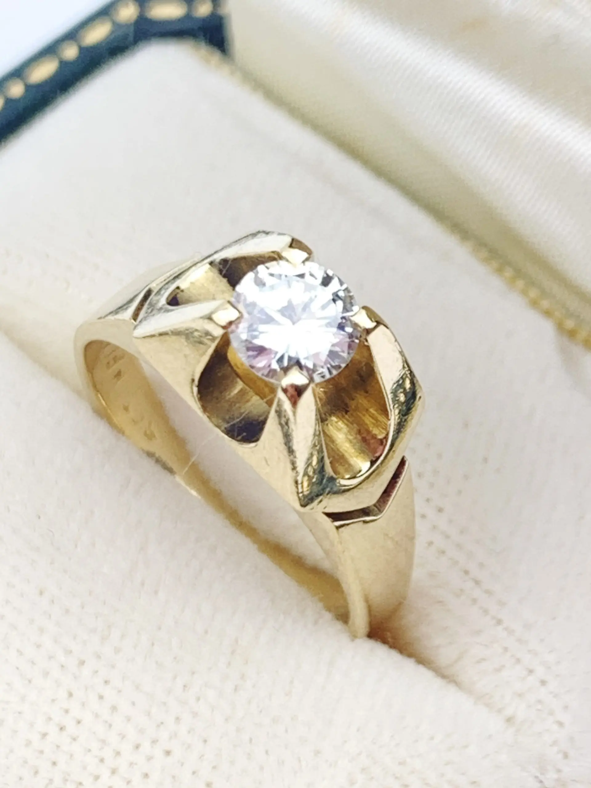 Modernist 18ct Gold Solitaire Diamond Ring