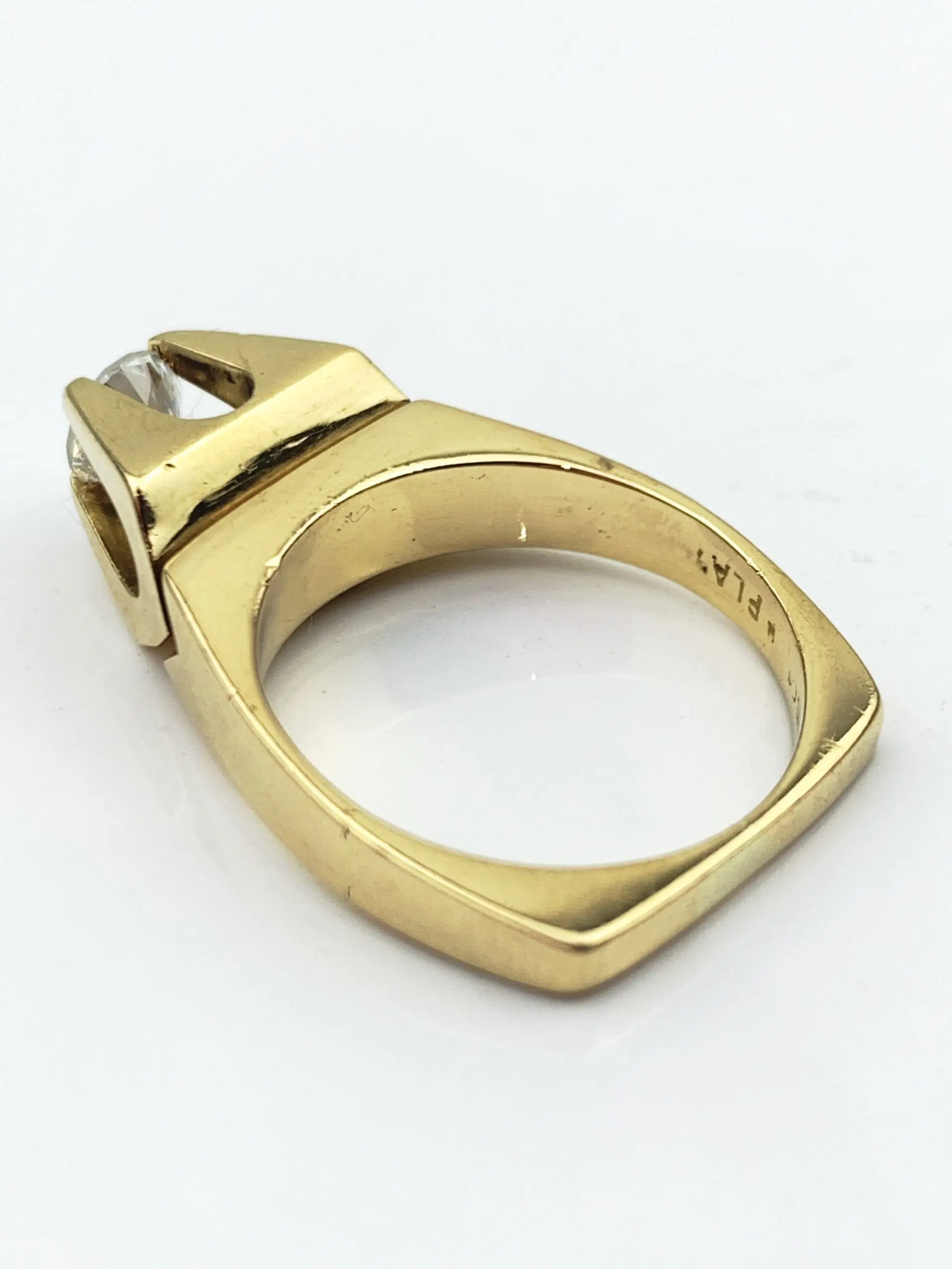 Modernist 18ct Gold Solitaire Diamond Ring - Image 4