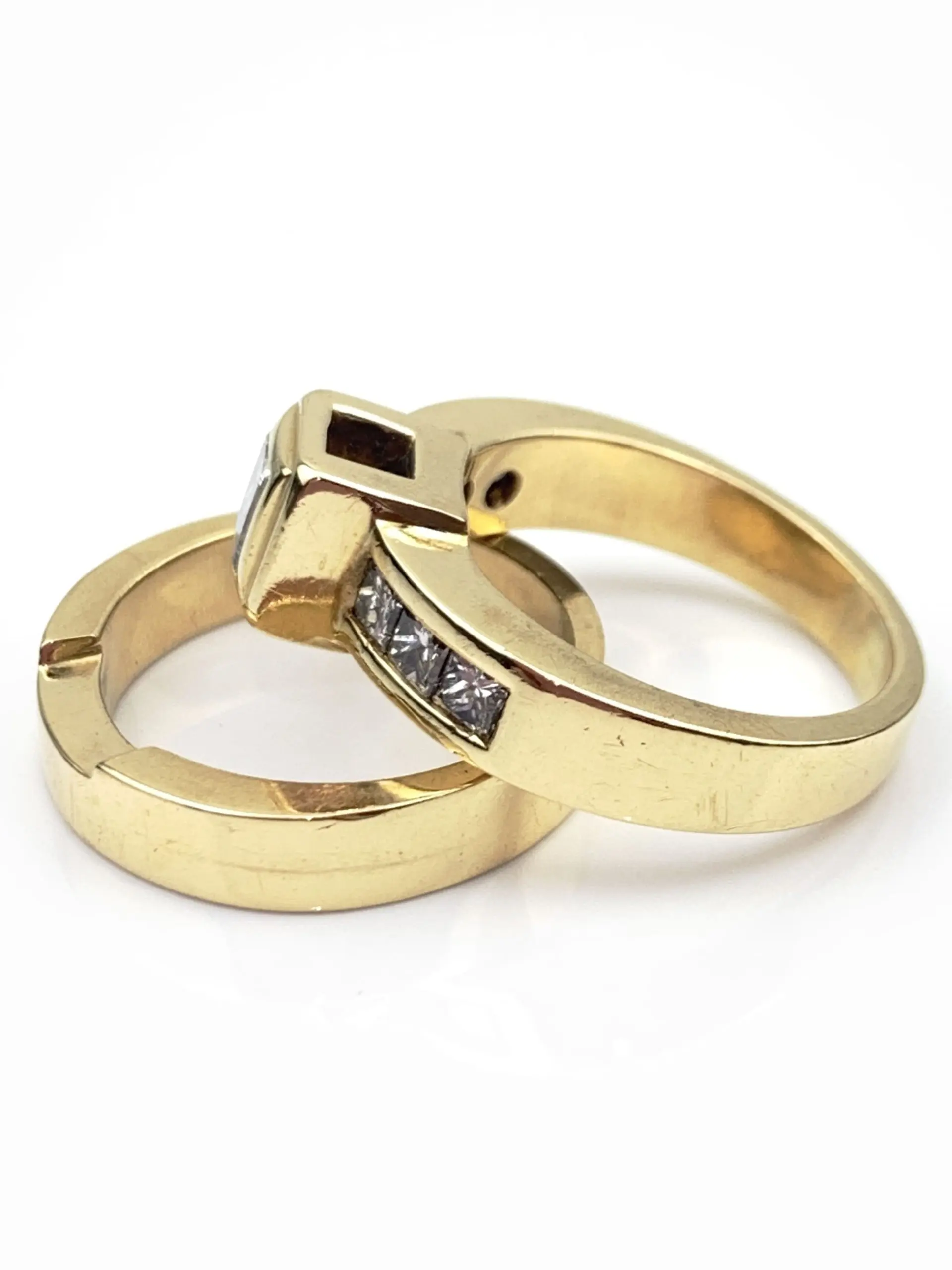 18ct Gold Diamond Engagement Ring & Wedding Band - Image 5