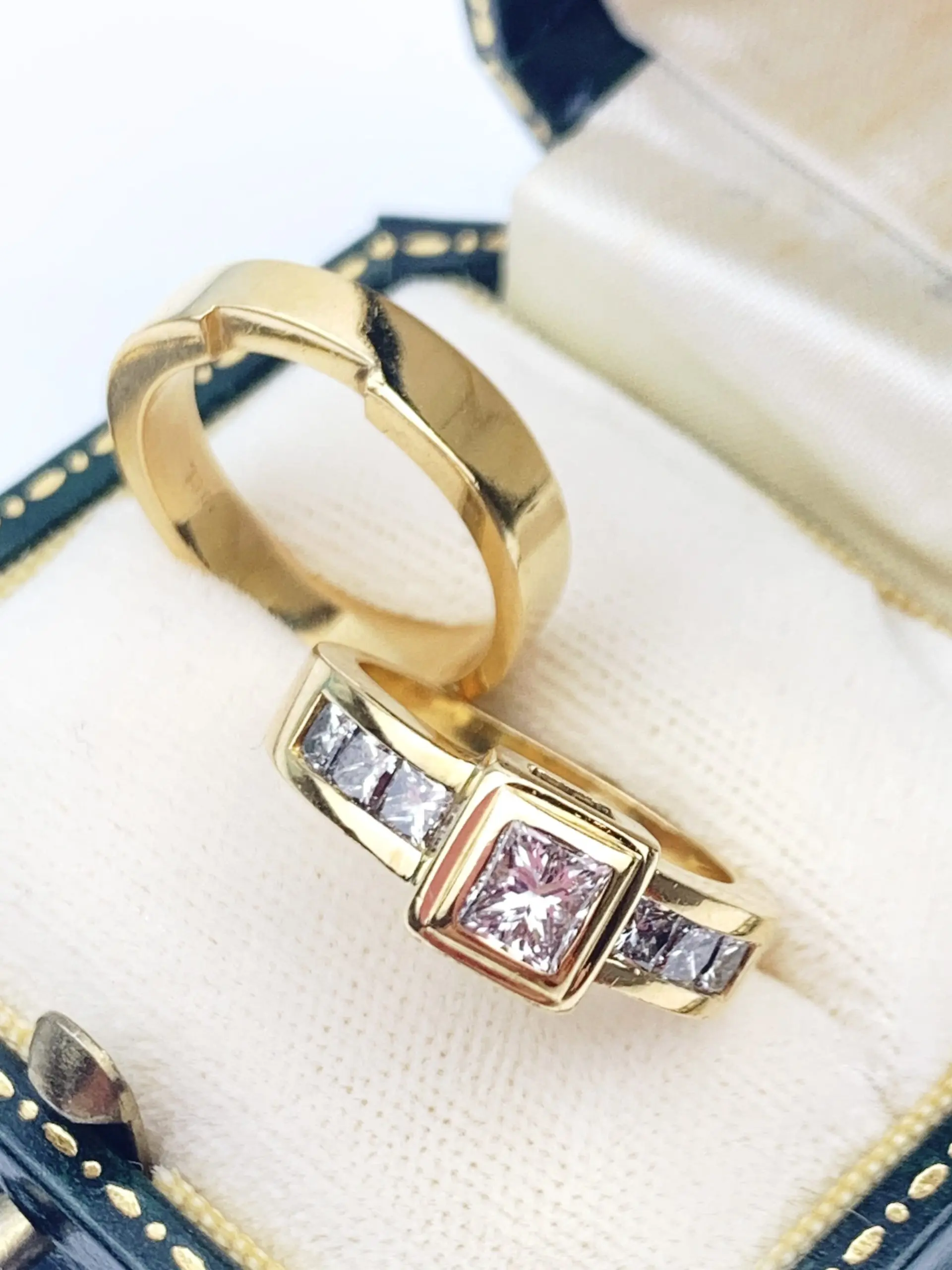 18ct Gold Diamond Engagement Ring & Wedding Band - Image 3