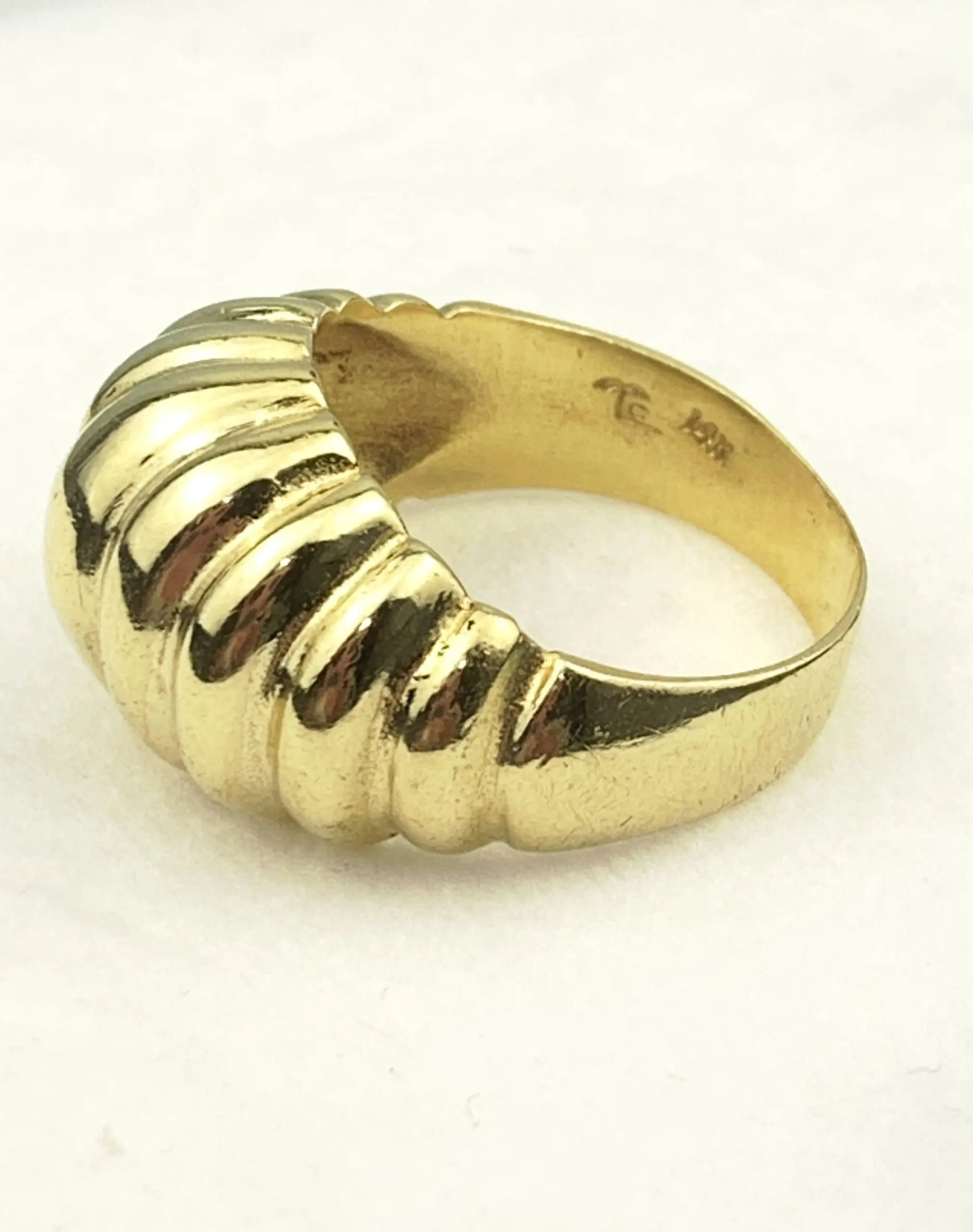 14ct Gold Ribbed Dome Ring - Image 3