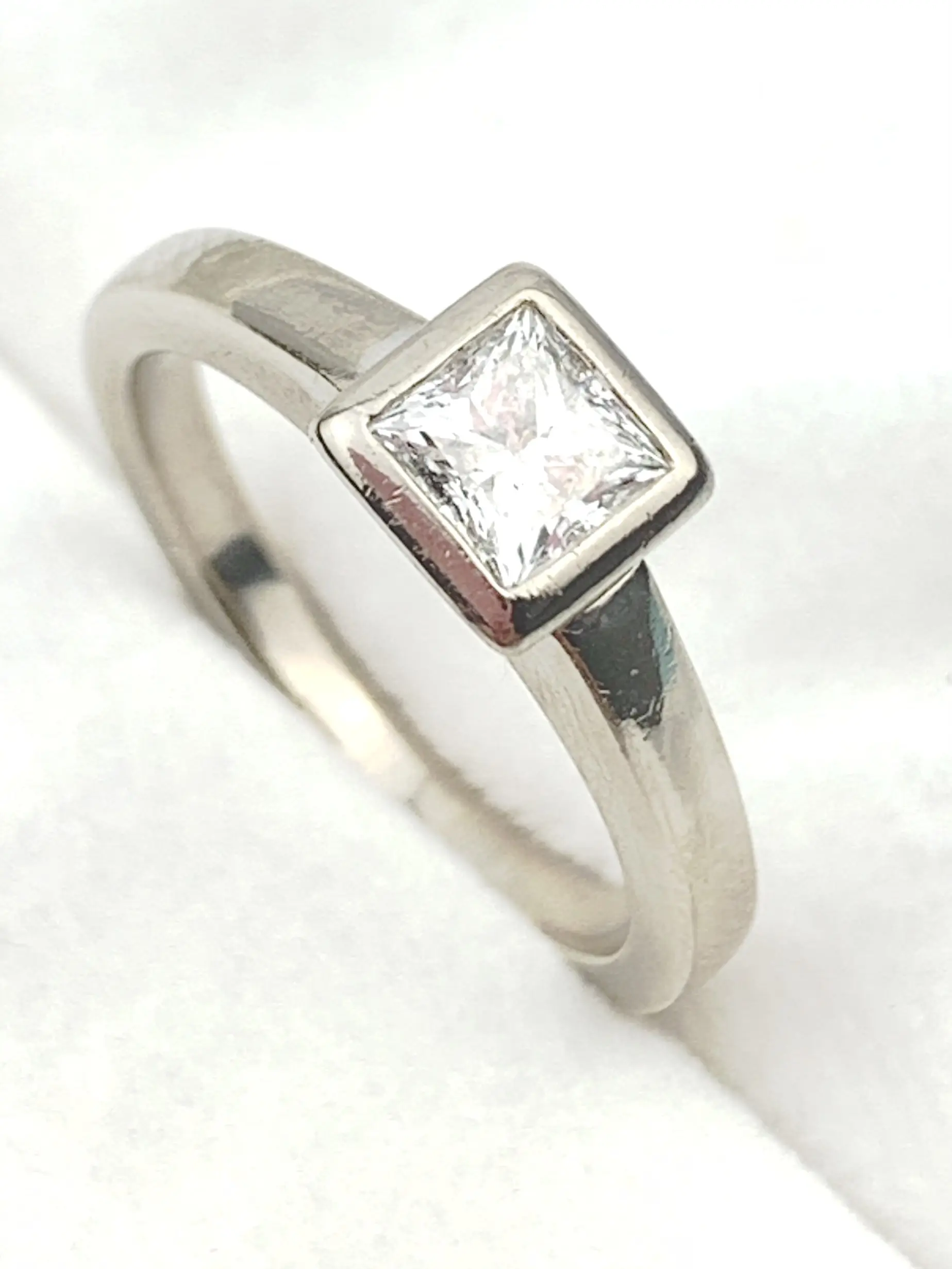 18ct White Gold Solitaire Diamond Engagement Ring