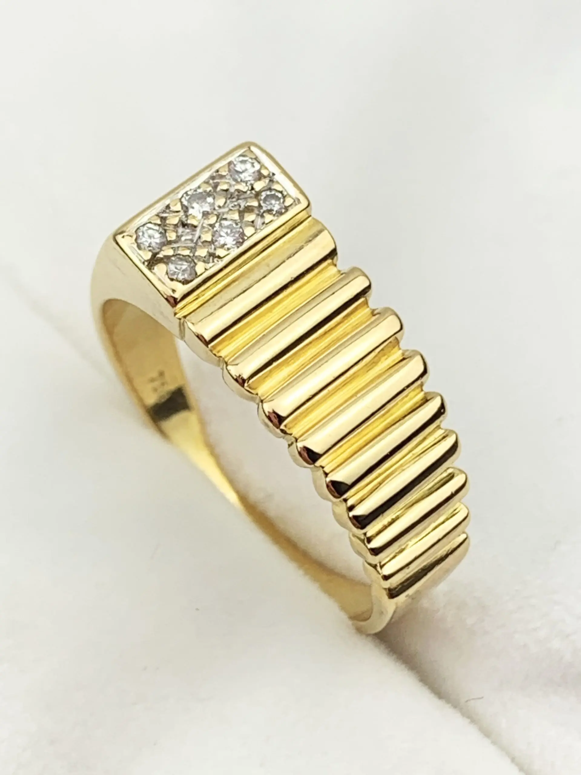 18ct Gold Diamond Ring