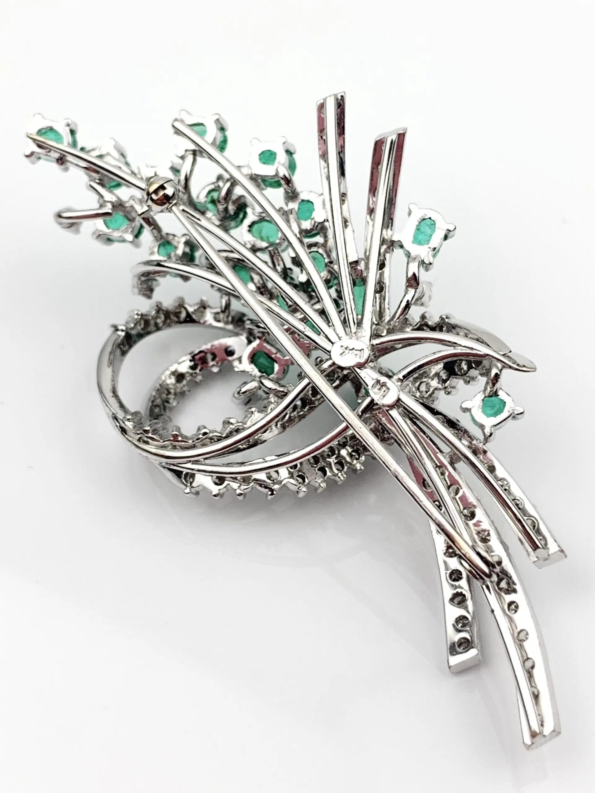 14ct White Gold Diamond & Emerald Brooch - Image 3