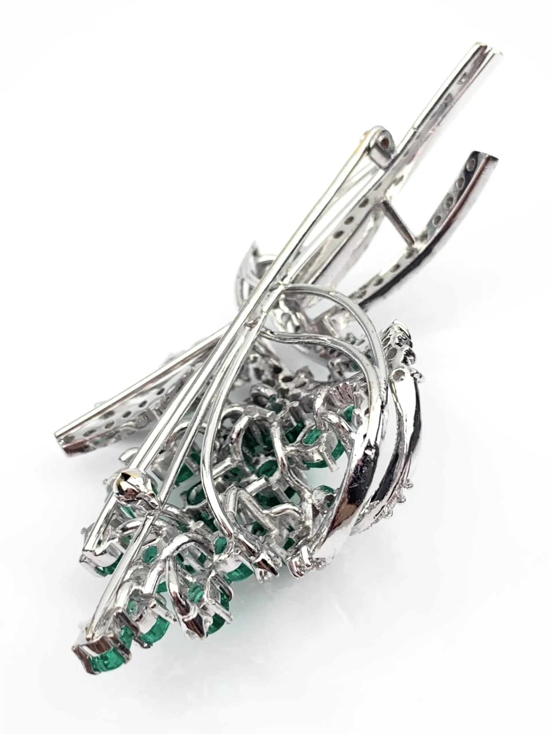 14ct White Gold Diamond & Emerald Brooch - Image 4