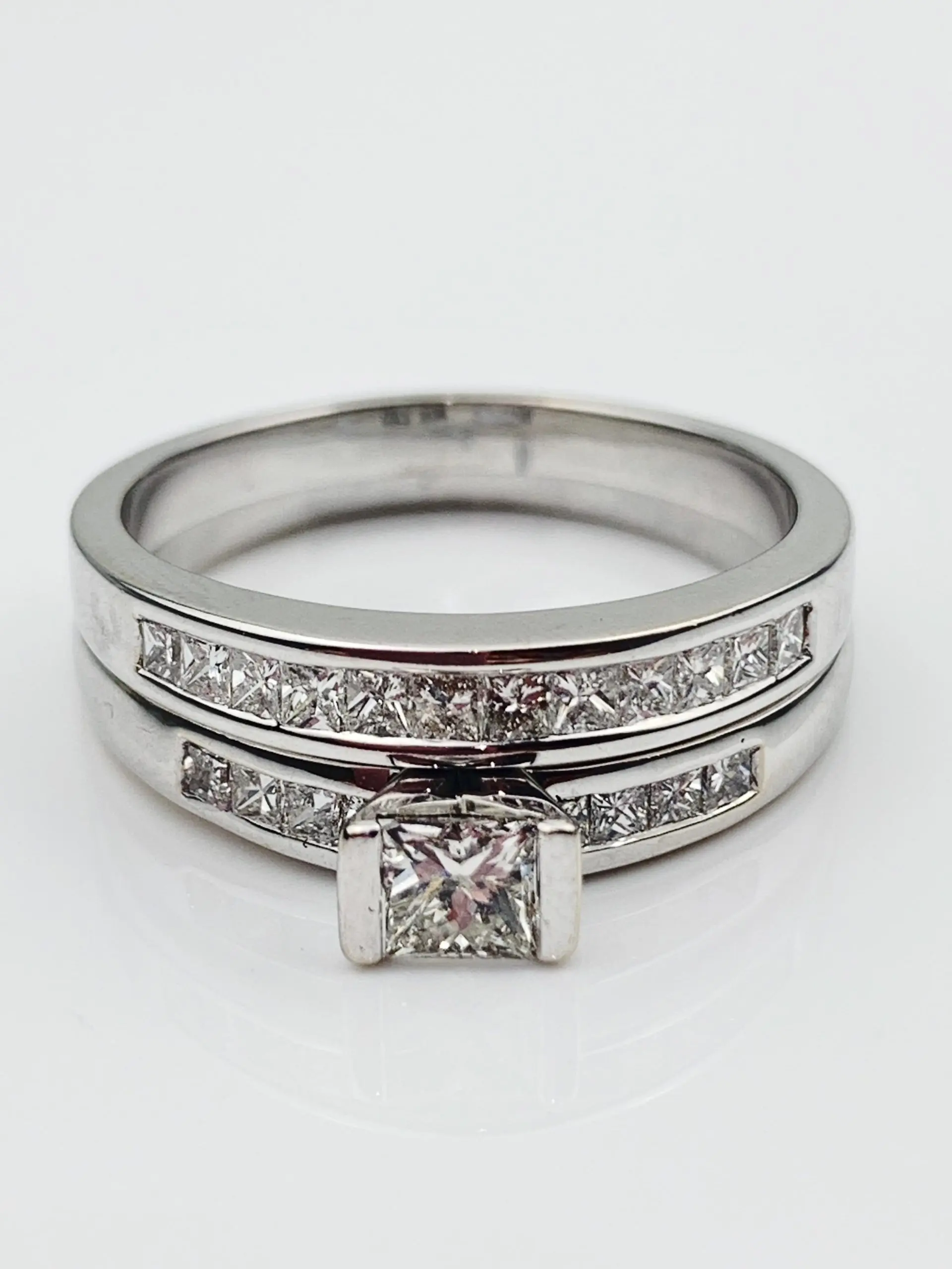 18ct Gold Diamond Engagement Ring & Wedding Band - Image 4