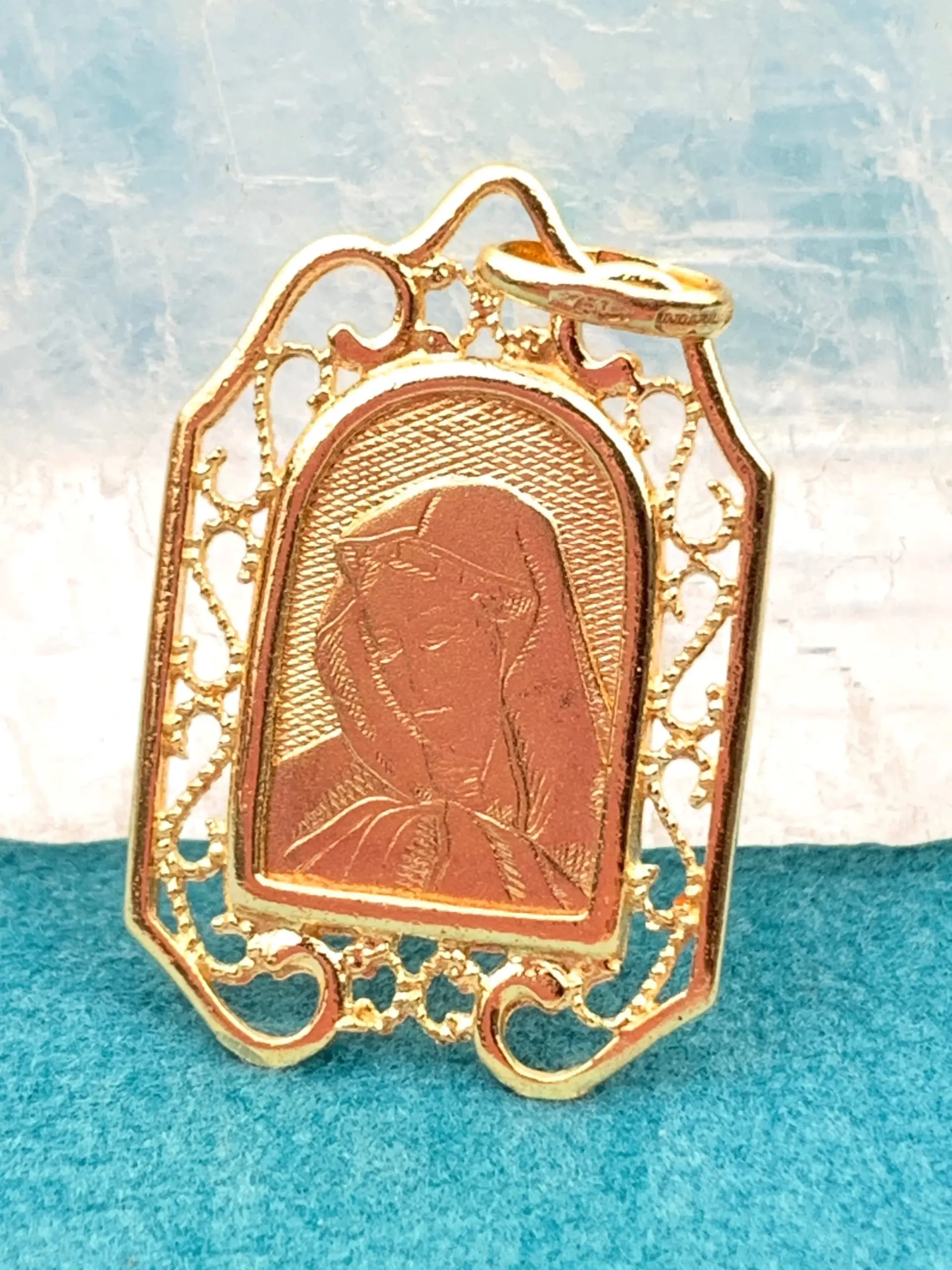18ct Gold Virgin Mary Religious Pendant