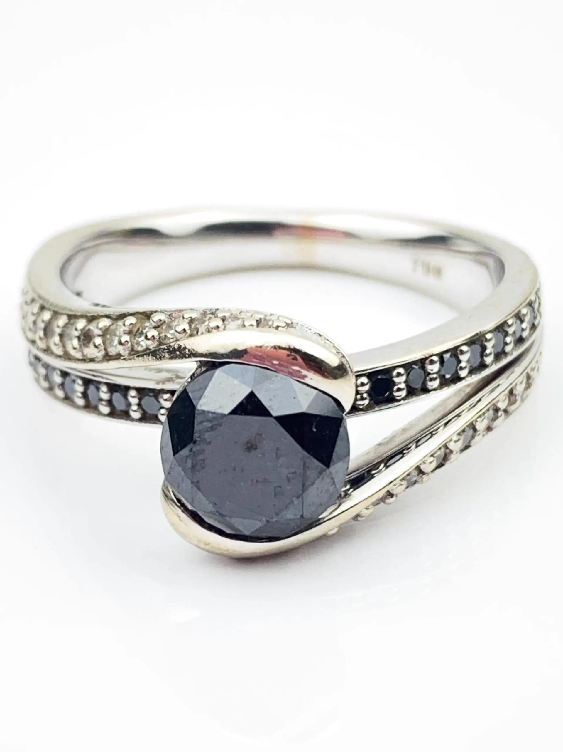 18ct Gold Black Diamond Ring - Image 2