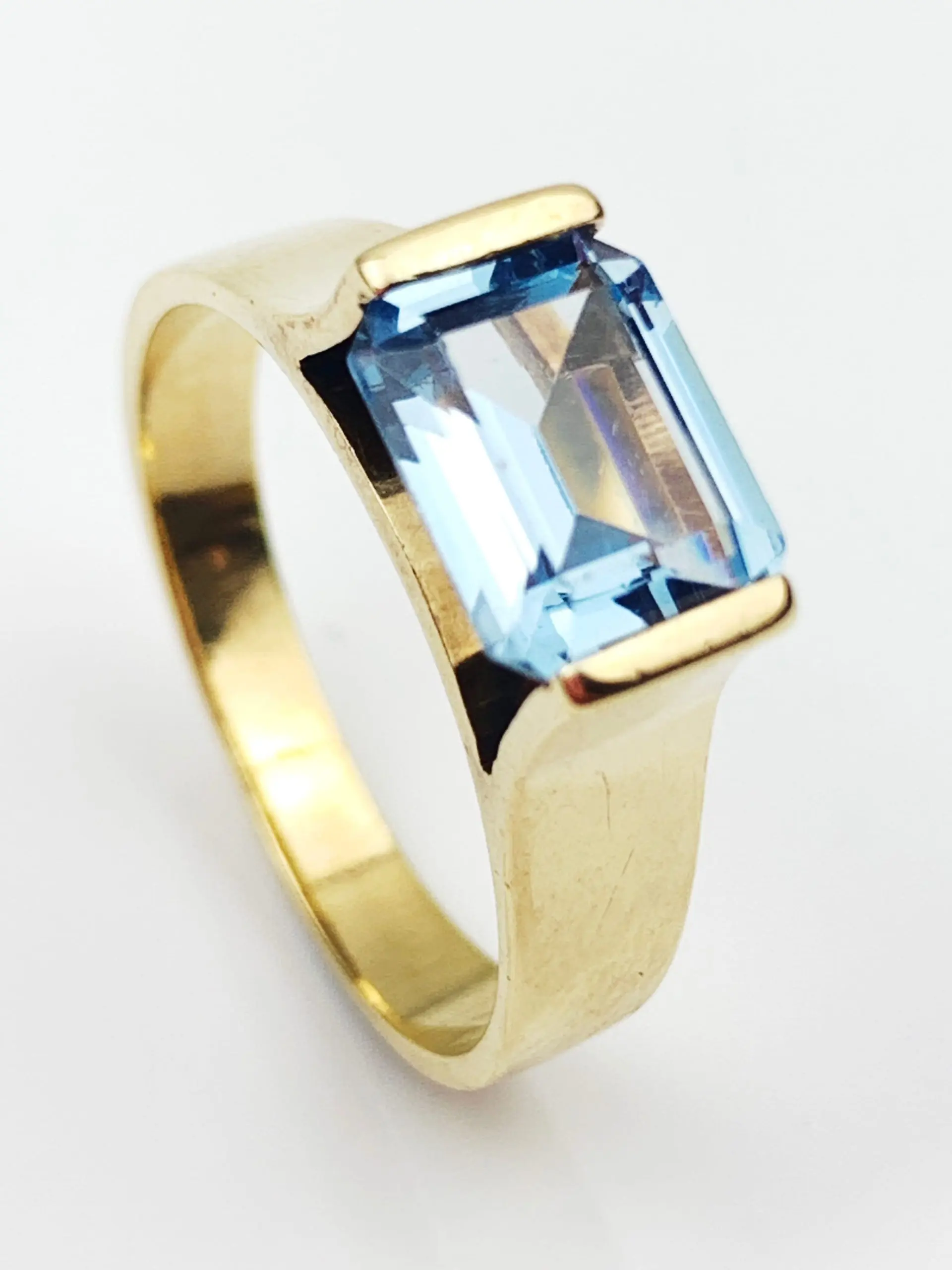 9ct Gold Aquamarine Ring