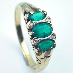 Vintage 9ct Gold Diamond & Emerald Ring