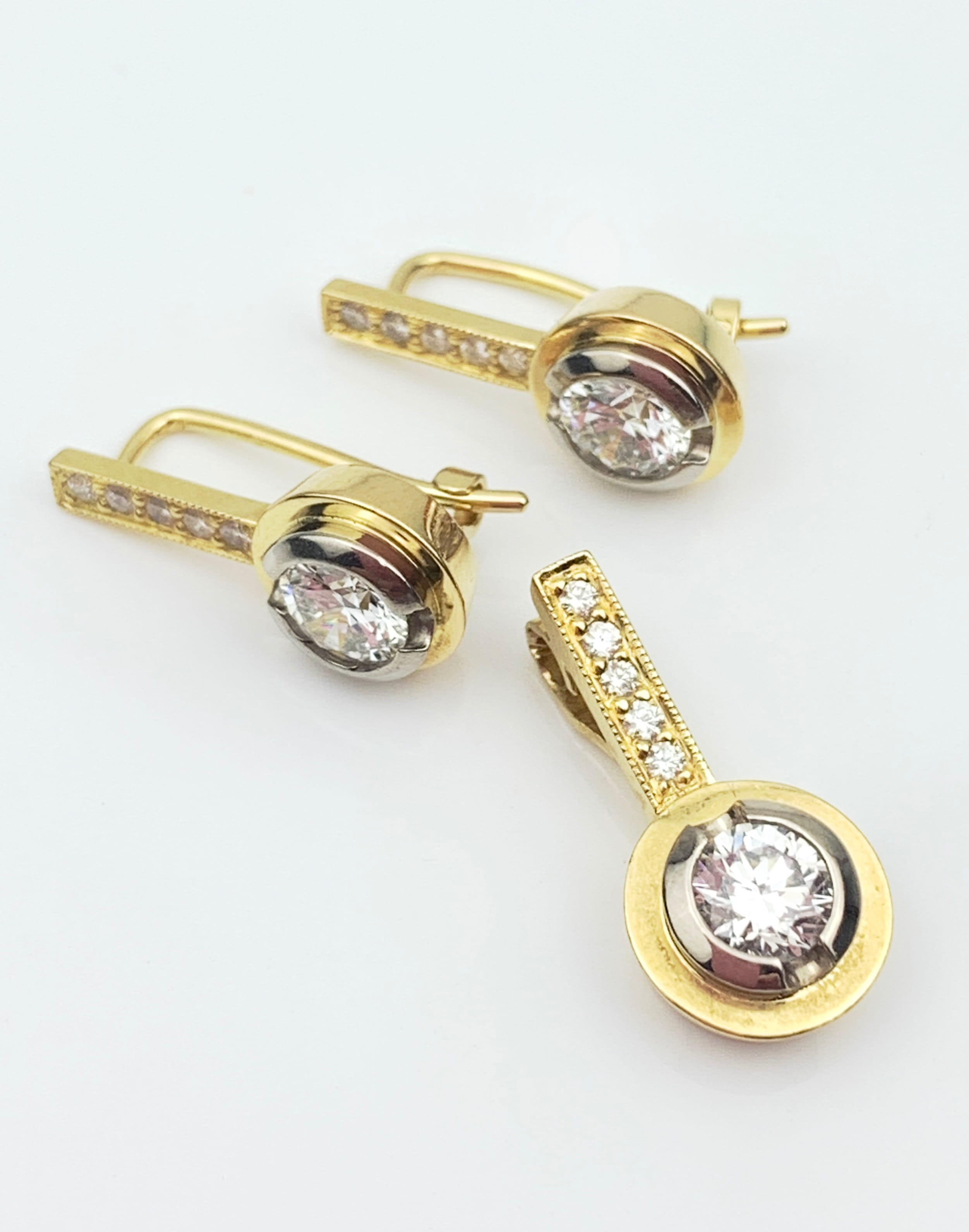 18ct Gold Diamond Earrings & Pendant Set - 1.65ct
