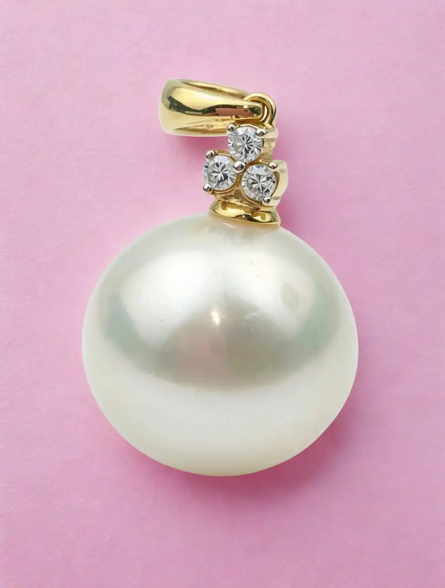 18ct Gold Diamond & Pearl Pendant